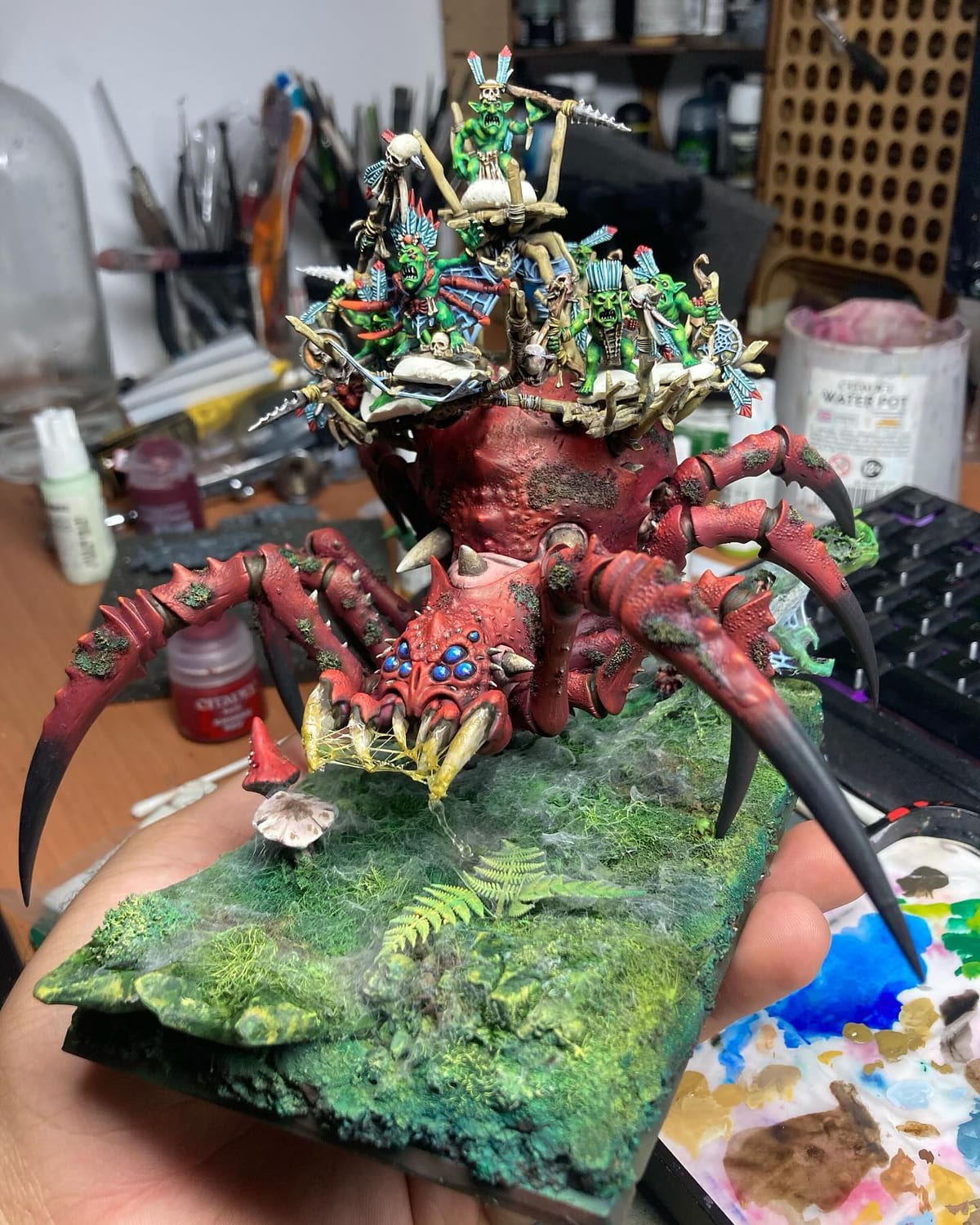 Araña Arachnarok con su tripulación goblin sobre una peana escénica con musgo