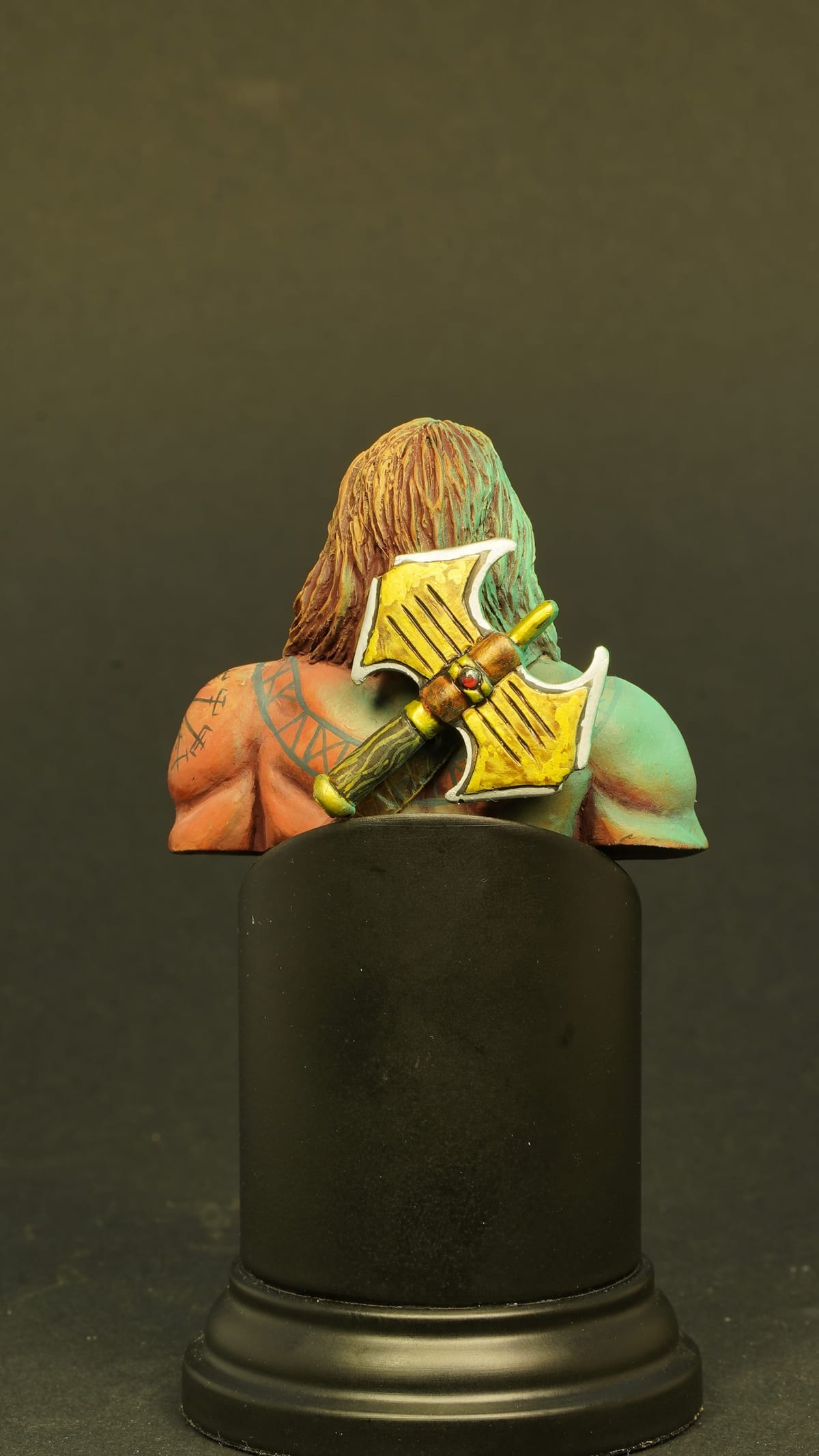The bust from behind: the hair and the golden piece on the back