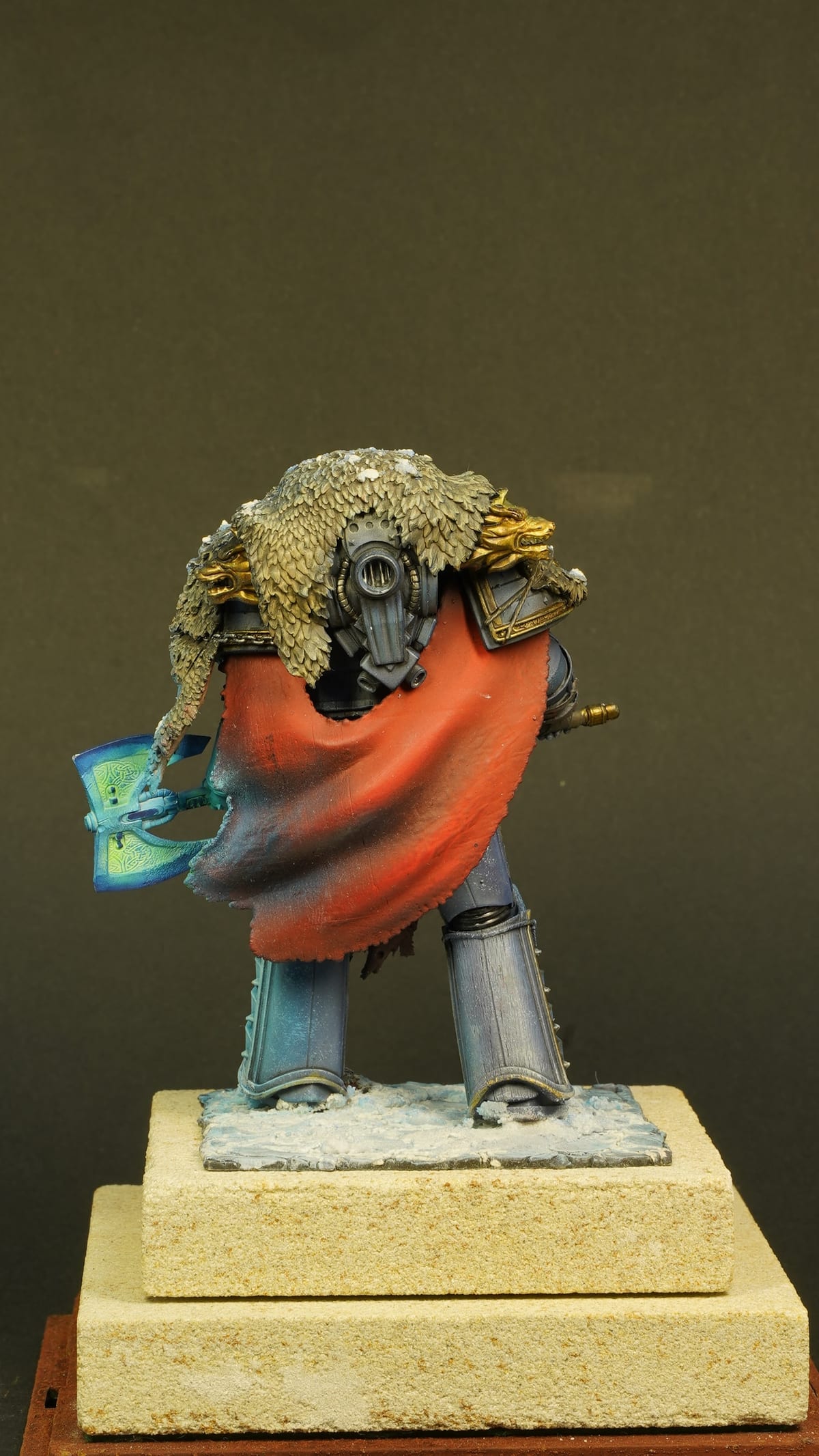 The warrior from behind: the red cloak