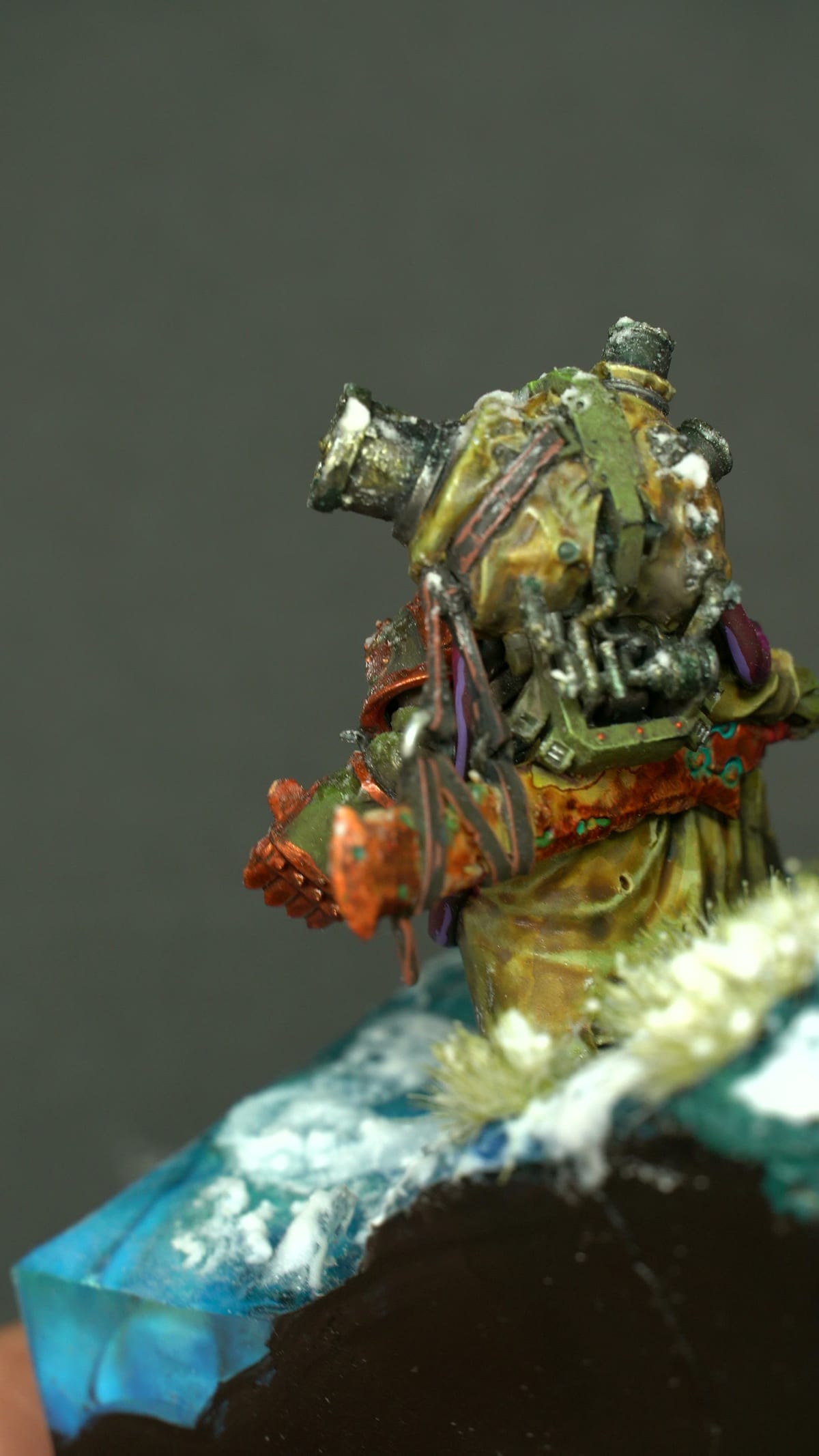 Dos du marine de la Death Guard : échappements rouillés du sac dorsal, câbles et une fine couche de neige