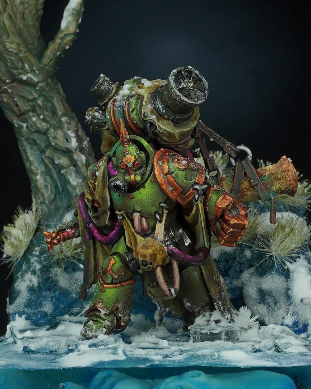 Marine de la Death Guard en armure verte et cuivre sur un sol gelé, un arbre enneigé derrière lui