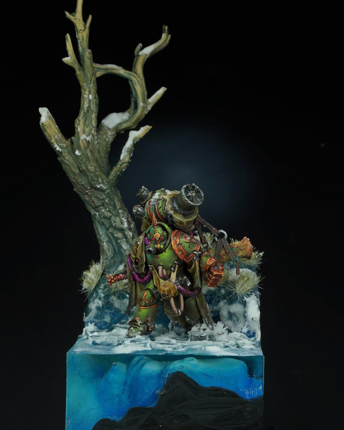 La scène complète : le marine de la Death Guard près d’un arbre nu, sur un bloc de glace bleue translucide
