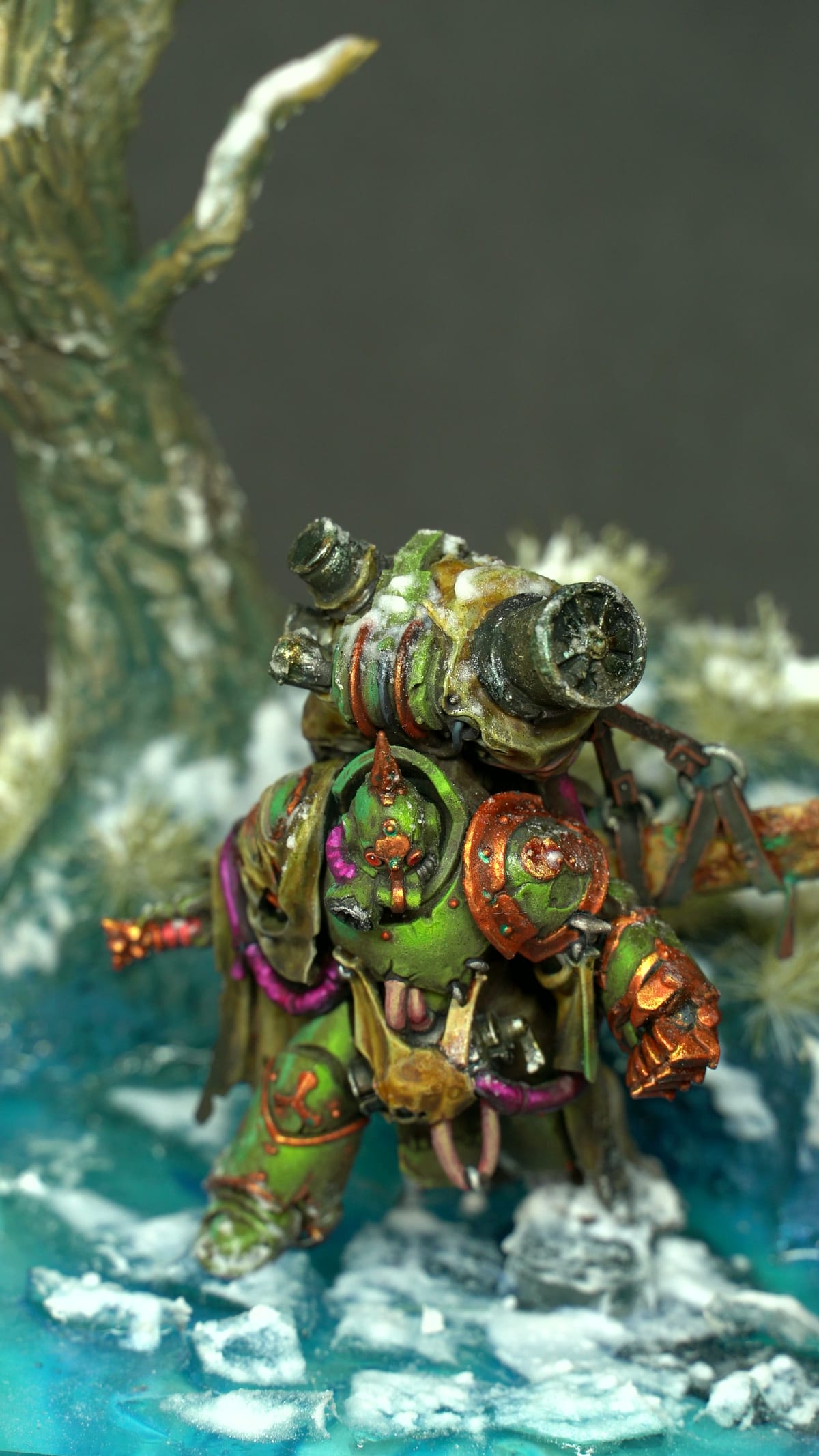 La figurine de la Death Guard vue en plongée, les branches enneigées de l’arbre traversant le cadre