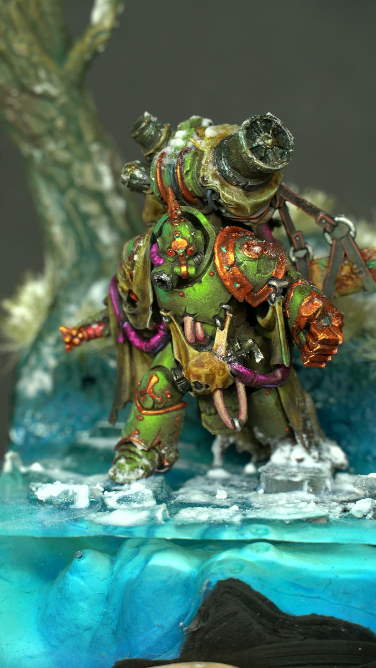Vue de trois quarts en plongée du marine de la Death Guard sur la glace bleue, avec des touffes givrées et un arbre nu