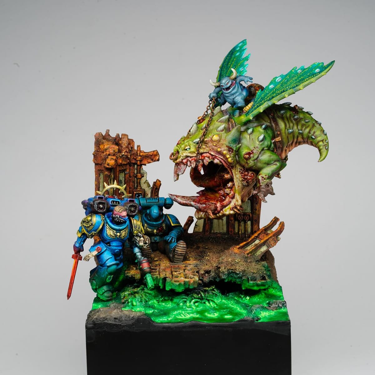 Diorama : un Ultramarine face à un énorme Mangler Squig infecté par Nurgle, au milieu de ruines et de bave verte luminescente