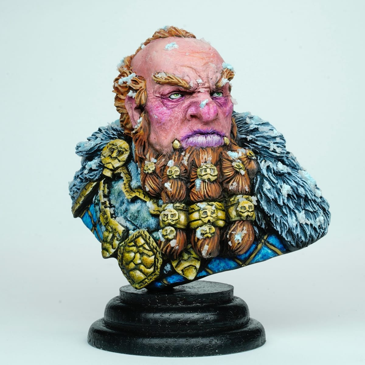 Busto de un enano con abrigo de invierno forrado de piel, barba trenzada y adornos dorados