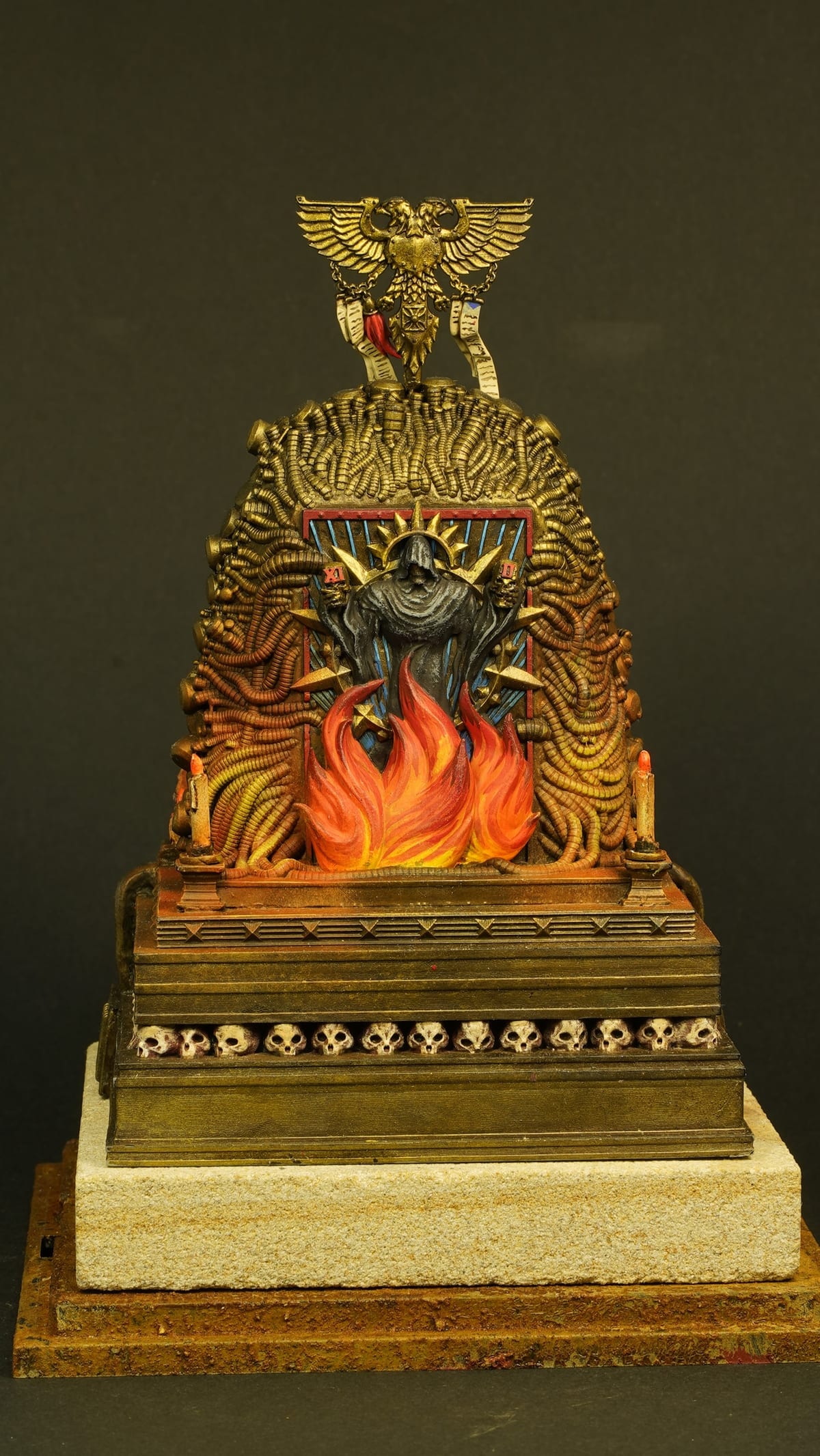 L’arrière du trône, avec un feu rougeoyant à l’intérieur