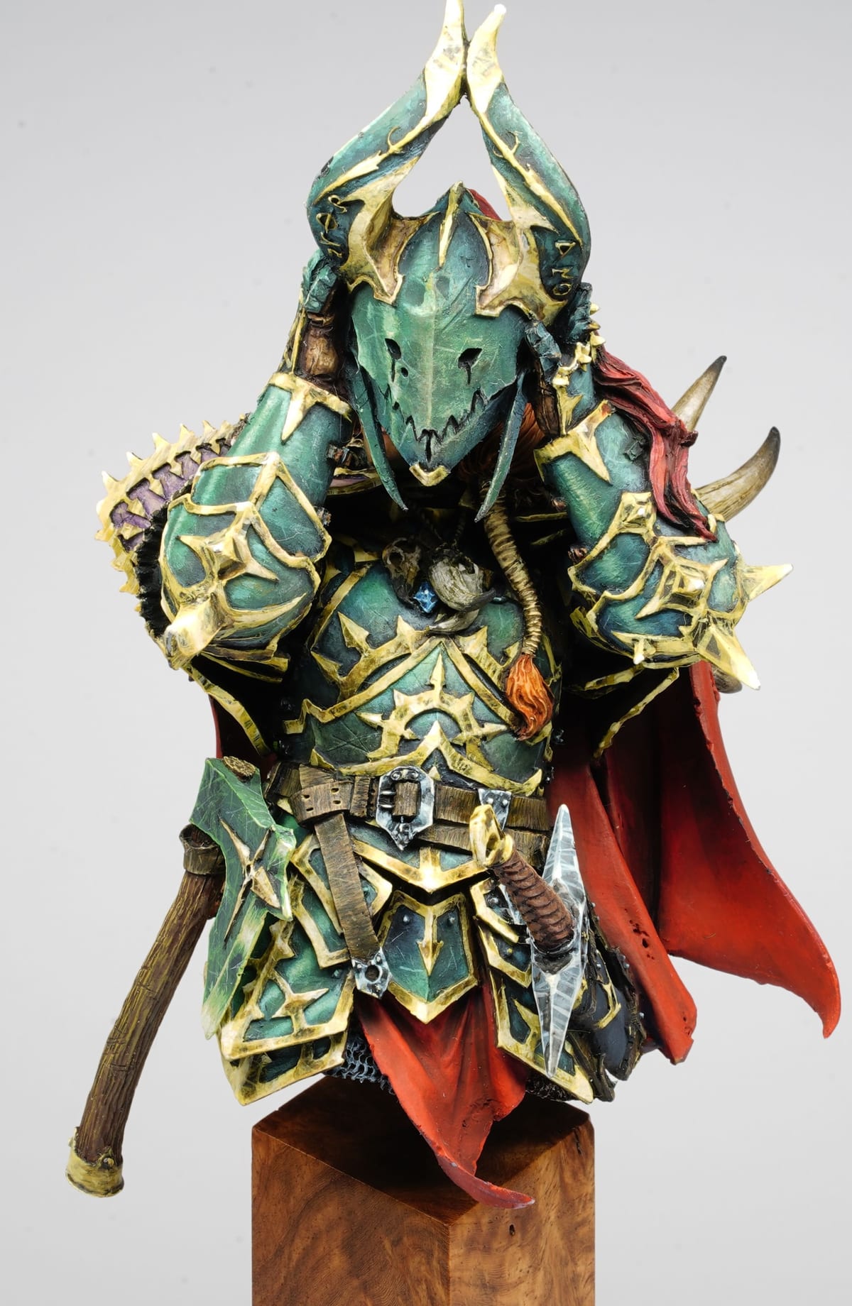 El busto de armadura verde desde otro ángulo
