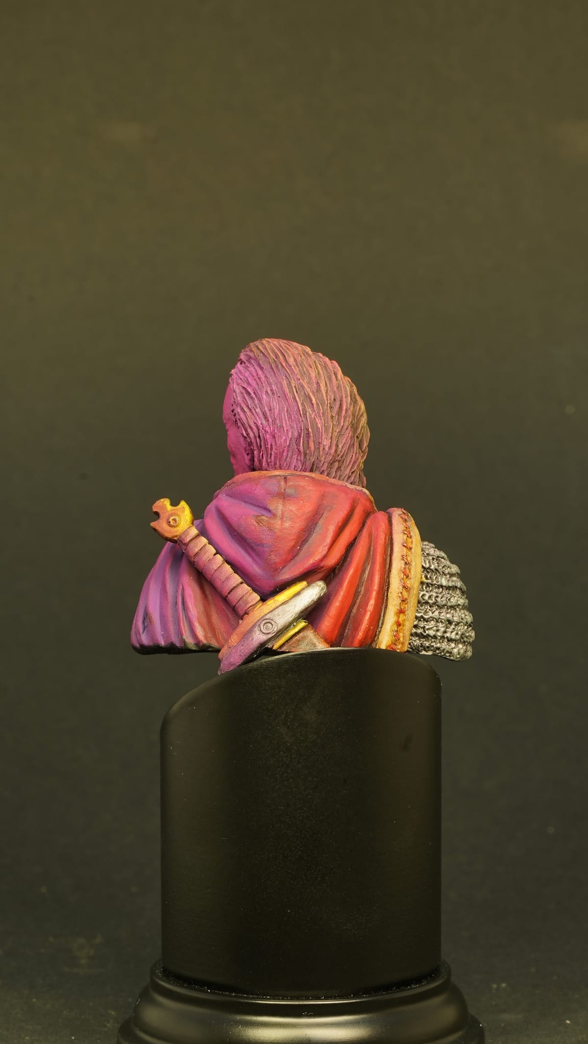 El busto de espaldas