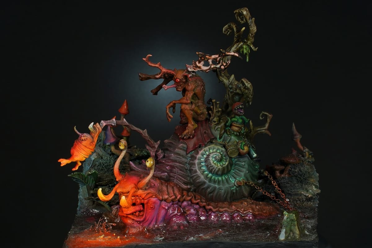 Horticulous Slimux sur son escargot géant, éclairé d’une chaude lumière orange sur fond sombre
