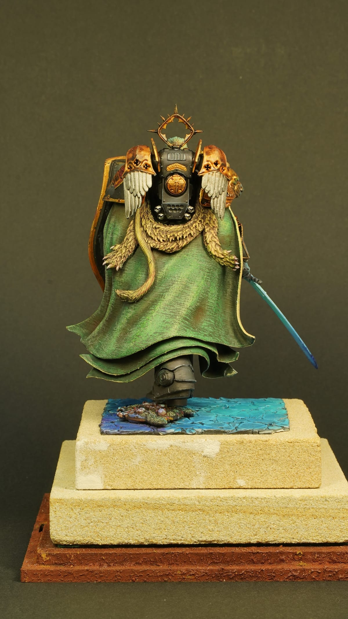 The knight from behind: the green cloak