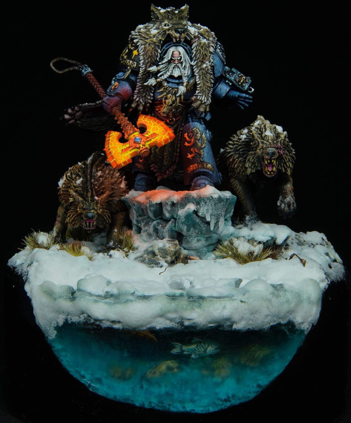 Logan Grimnar sobre una peana flotante cubierta de nieve