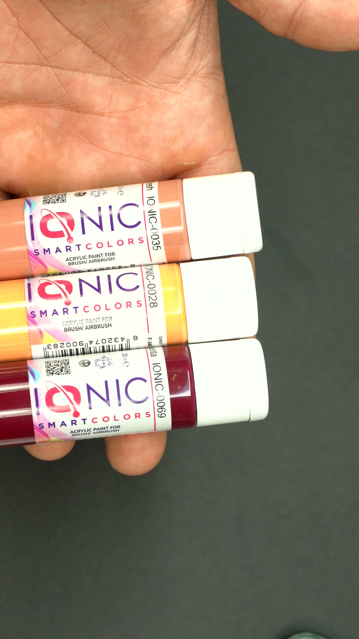 Tres botes de pintura Ionic Smart Colors en la mano