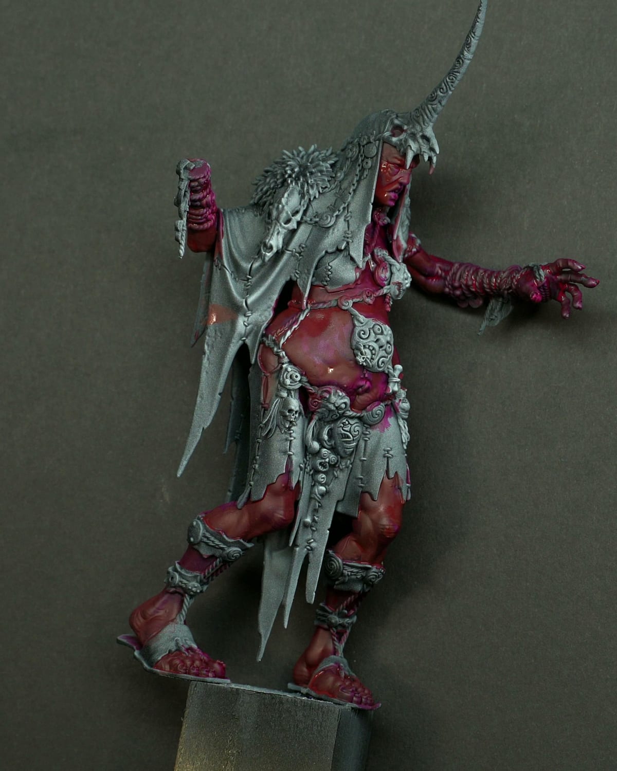 El gargante imprimado en gris con magenta pintado en los pliegues, los huecos y la parte baja de las piernas