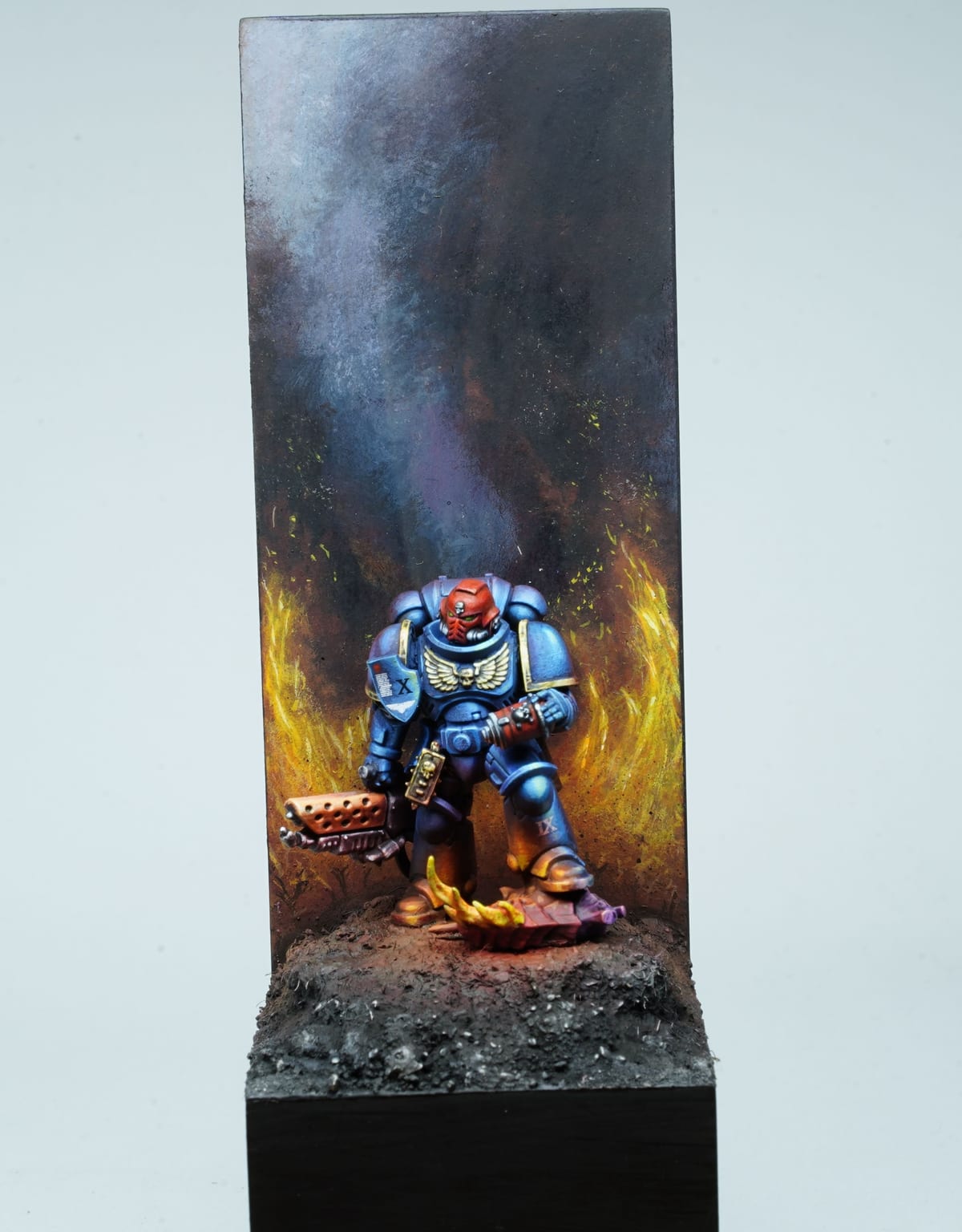 Sergeant Infernus et le haut décor de flammes et de fumée peintes
