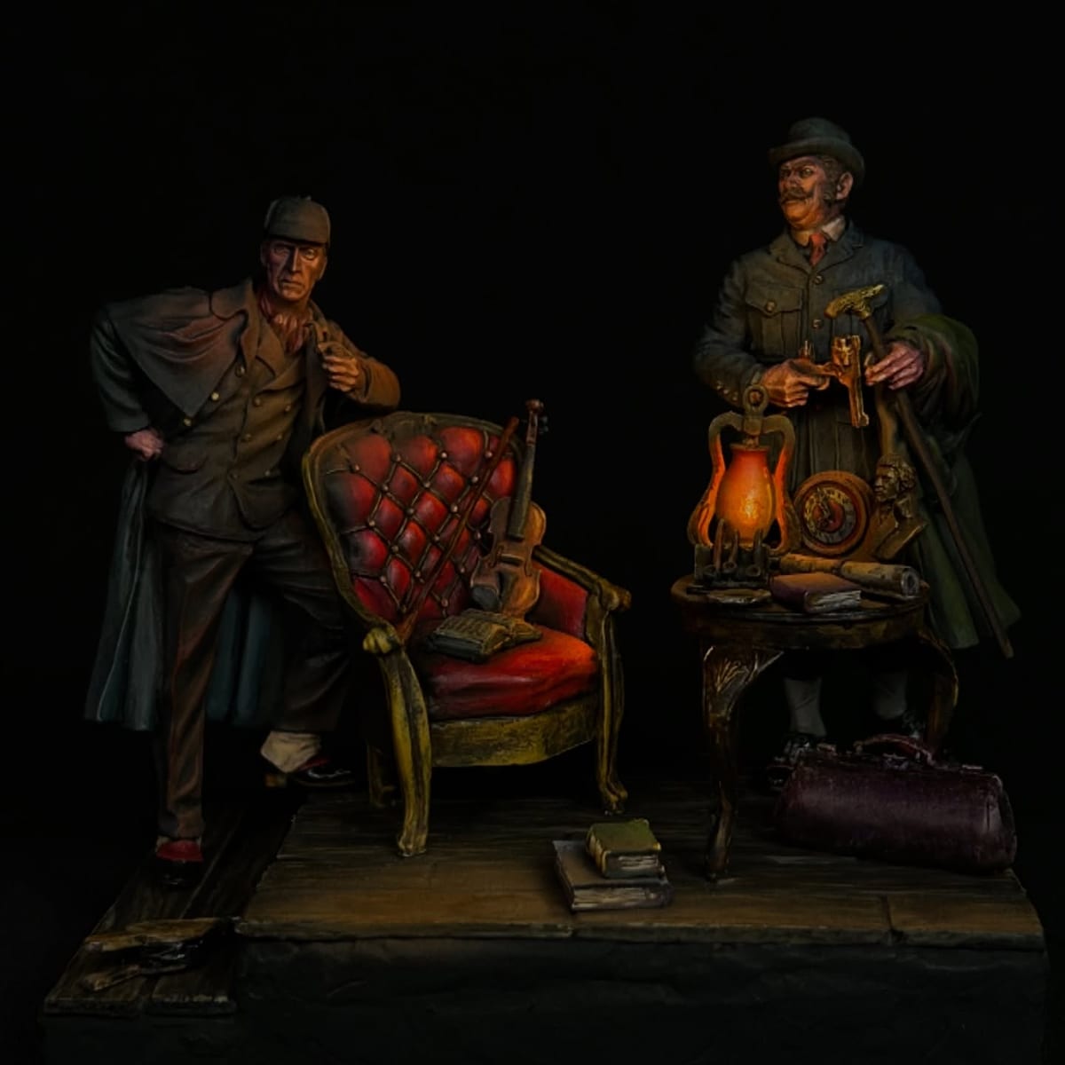 Sherlock Holmes y el Dr. Watson en una sala victoriana iluminada con velas, uno de ellos sentado en un sillón rojo