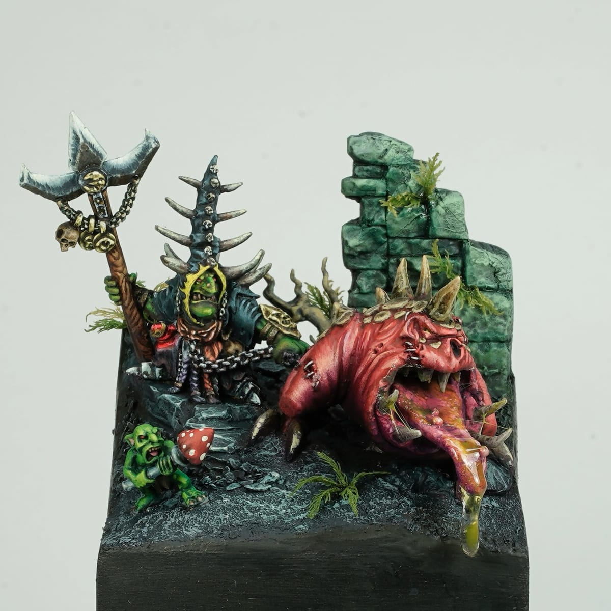 Skarsnik avec son aiguillon et son squig géant Gobbla sur un socle en ruine