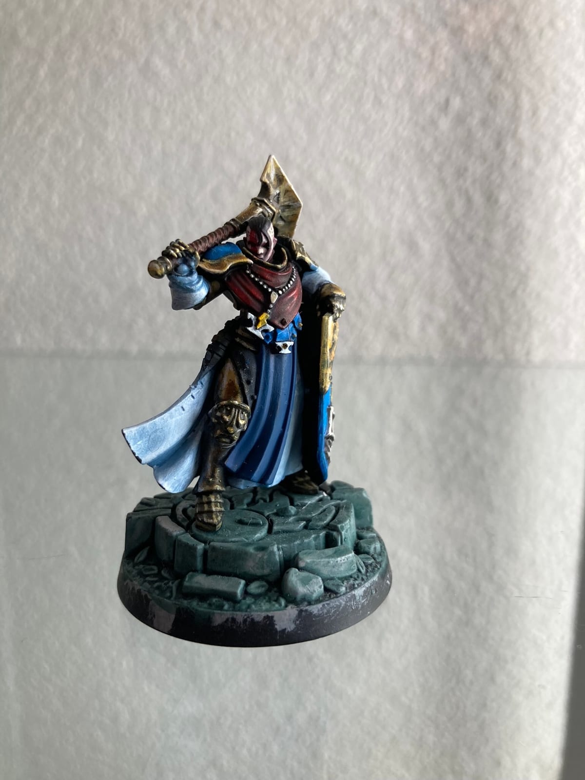 Una figura con capa azul