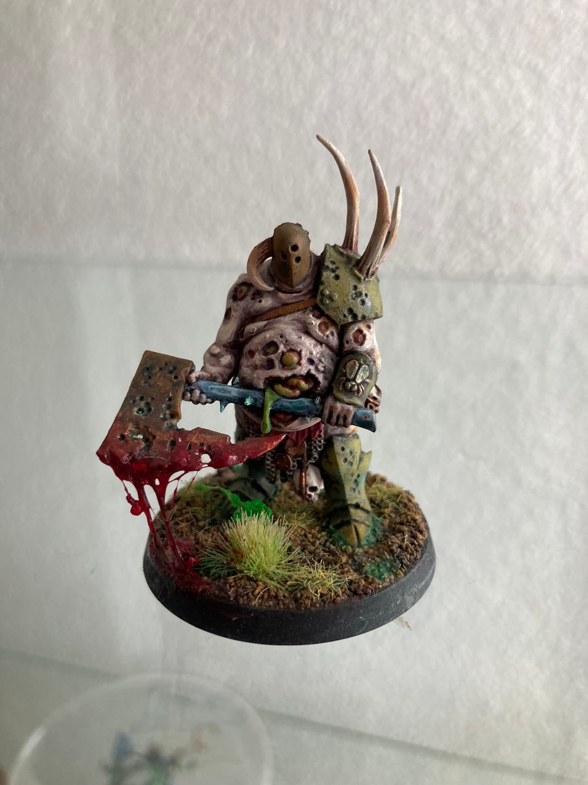 Un guerrero de Nurgle con cuernos y cuchilla