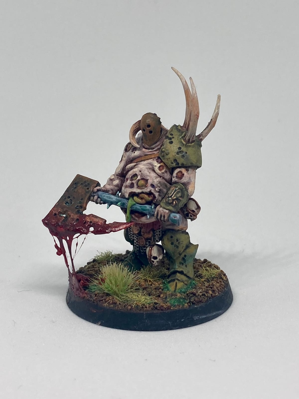Un demonio de Nurgle con cuernos