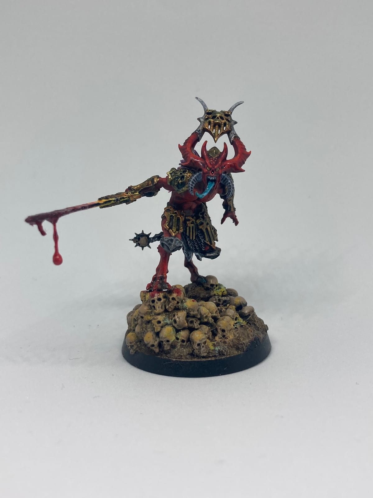 Un demonio de Nurgle con una hoja larga