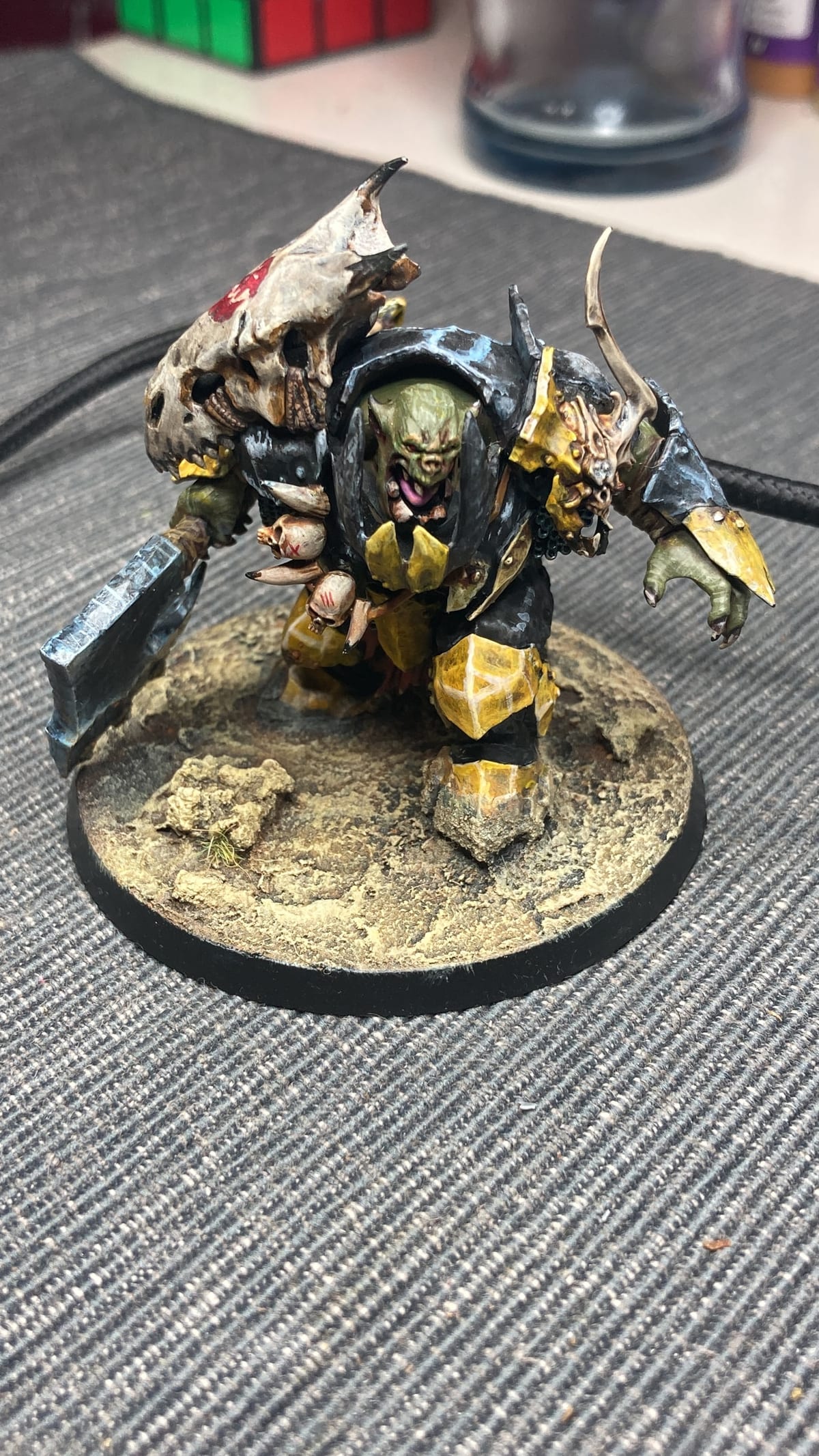 Un skaven en amarillo y blanco, octubre de 2022