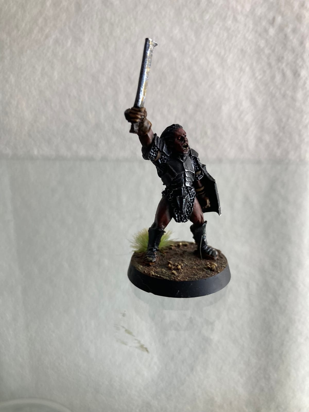 Una figura oscura alzando una espada