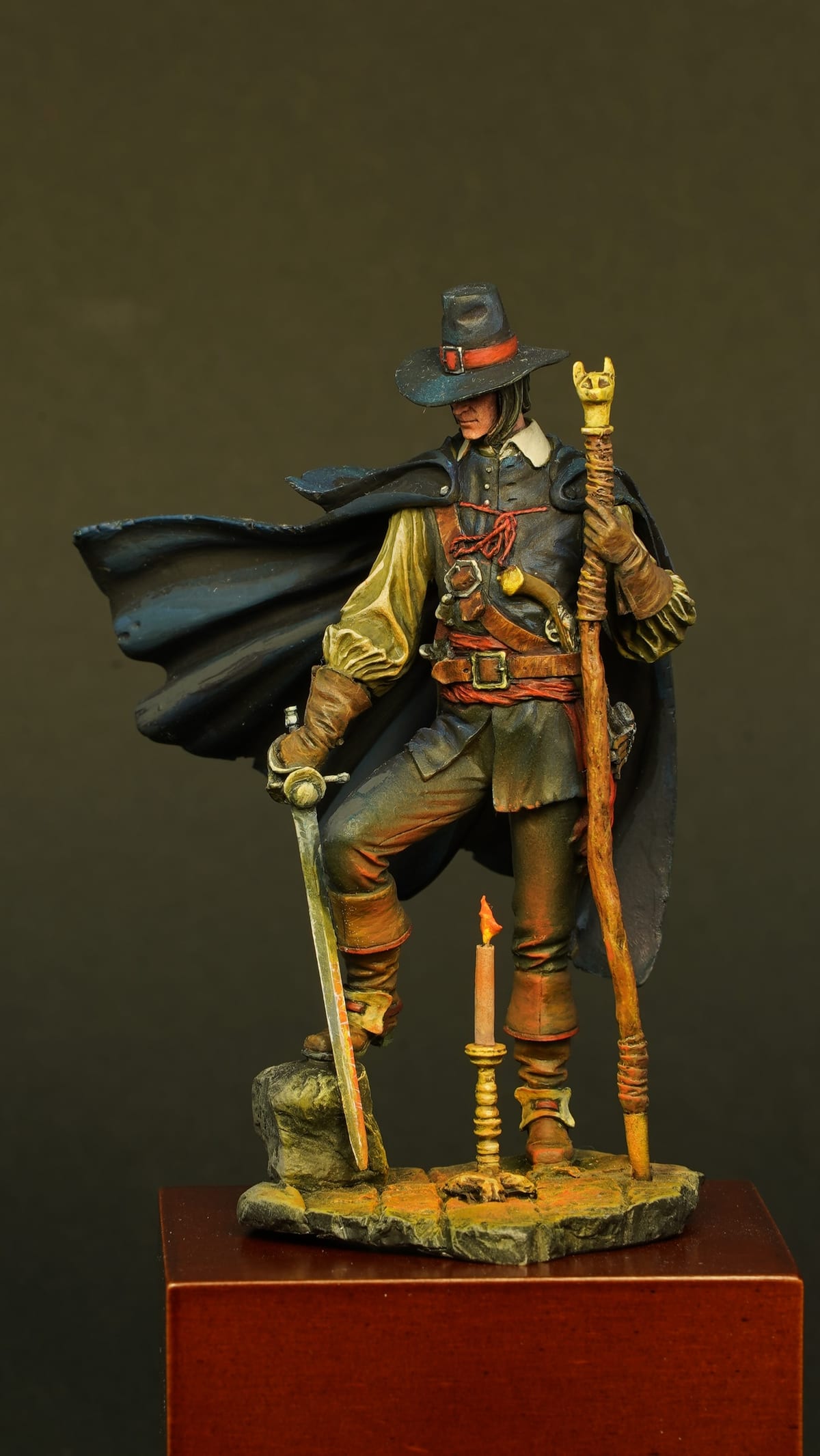 Un autre angle sur le chapeau et la cape