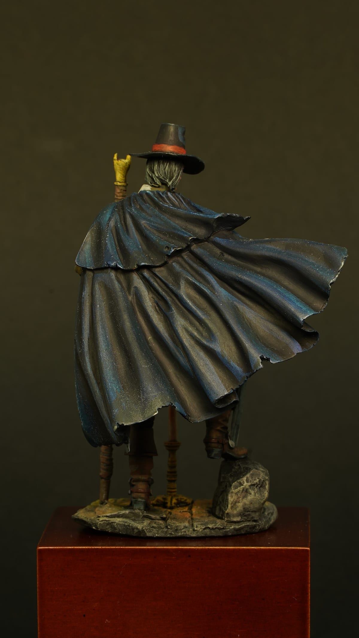 La figure de dos : la longue cape sombre